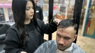 Sırma, berber dükkanında çalışırken