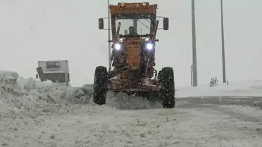 Karla kaplı Erzurum yolları