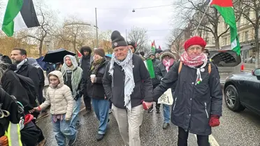 Gösteri kalabalığı ve pankartlar