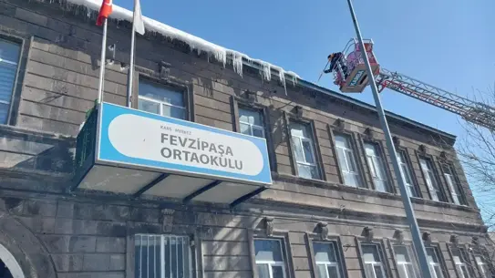 İtfaiye ekiplerinin buz sarkıtlarını kırma anı