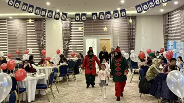 İftar sofrasında bir araya gelen yetimler ve aileleri