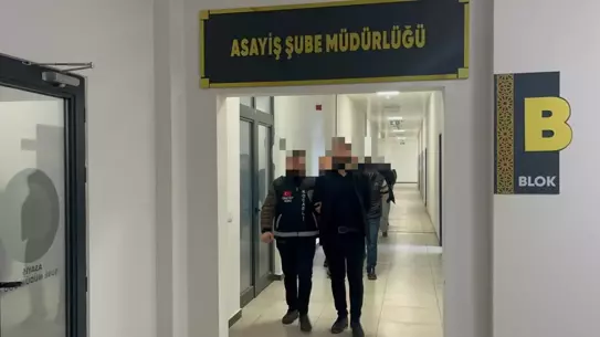 Tutuklanan şüphelilerin polis karakolundaki fotoğrafı