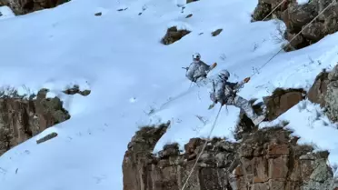 Mehmetçilerin kar üzerindeki dağcılık manevraları