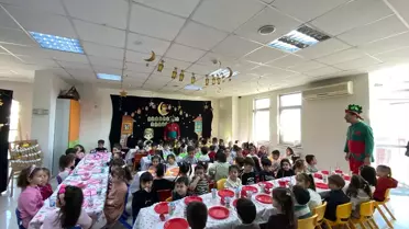 Etkinlikte tekne orucu yapan öğrenciler