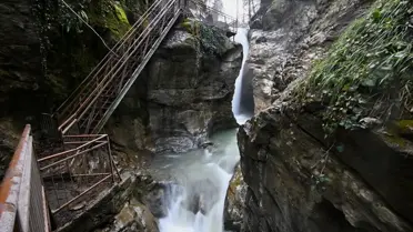 Samandere Şelalesi'nde yükselen su akışı