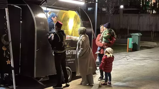 Çocuklara dağıtılan ikram paketleri