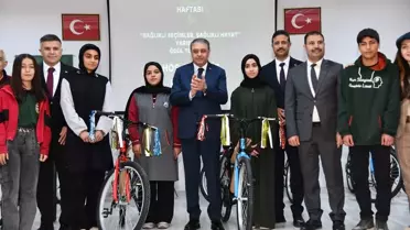 Ödül töreninde bisiklet dağıtımı