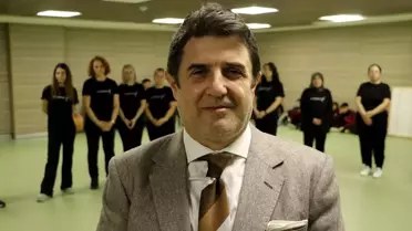 Kadın öğretmenler halk dansı gösterisi