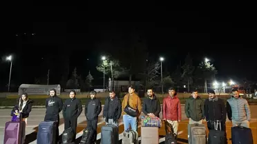 Jandarma ekipleri göçmenleri kontrol ederken