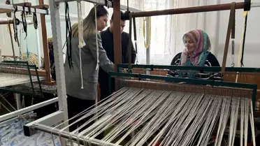 Dokuma kursunda çalışan kadınlar