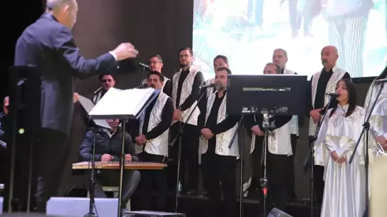 Sahnedeki Antakya Medeniyetler Korosu