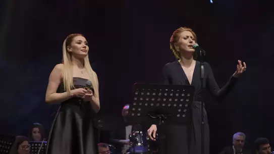 Konser sahnesinde Özgecan Aslan anısına çalan müzik