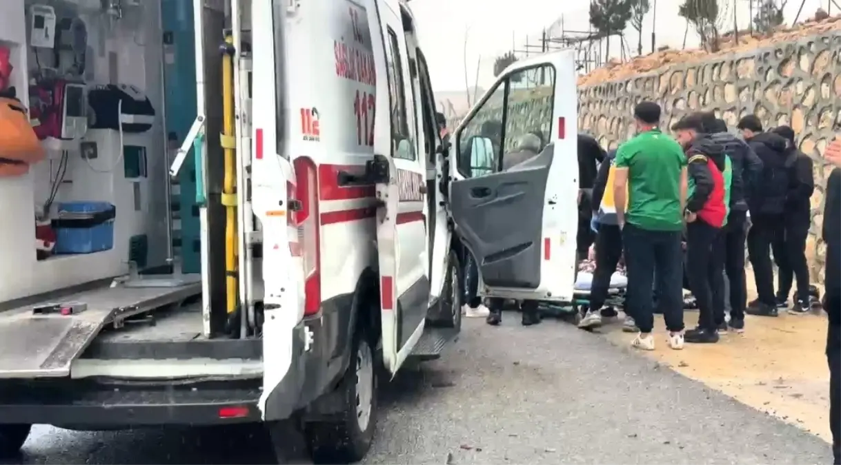 Batman-Mardin Yolunda Refüj Çarpması Sonrası Otomobil Alev Aldı, 2 Kişi Yaralı