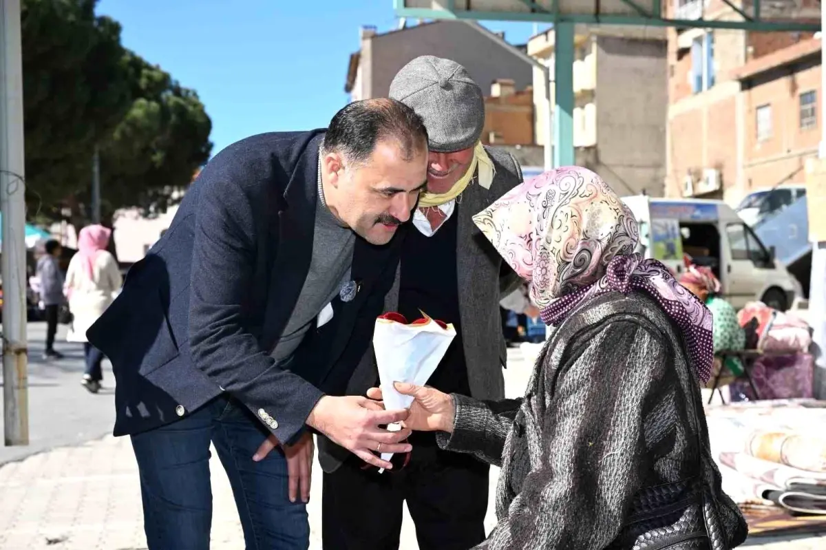 Demirci Belediye Başkanı Erkan Kara, 8 Mart Kadınlar Günü'nde Kadın Esnaflara ve Sağlık Çalışanlarına Çiçek Takdim Etti