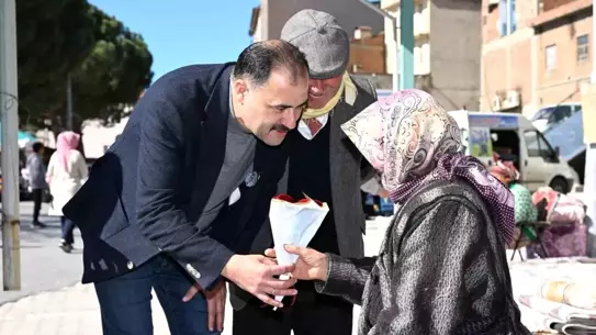 Demirci Belediye Başkanı Erkan Kara, 8 Mart Kadınlar Günü'nde Kadın Esnaflara ve Sağlık Çalışanlarına Çiçek Takdim Etti
