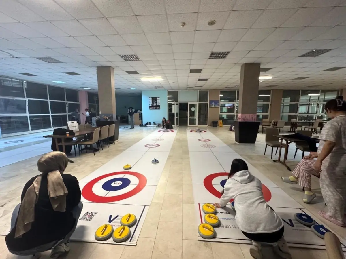 Aydın Üniversitesi'nde Kadınlar Günü'ne Özel Floor Curling Coşkusu
