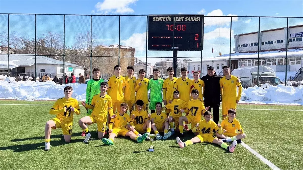 Bayburt Özel İdare Spor U15 Takımı Şampiyonluk Kupasını Kaptı