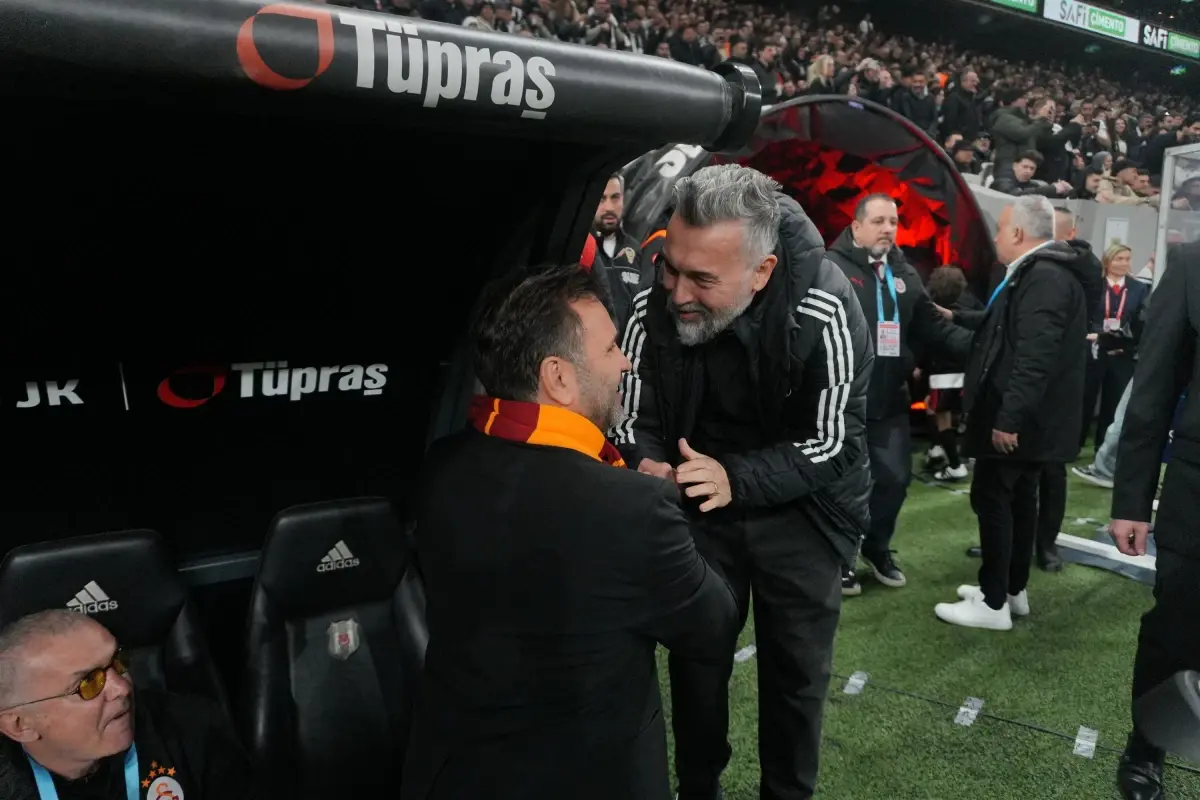 Beşiktaş Taraftarları Derbi Öncesi Renkli Pankart ve Koreografilerle Coştu