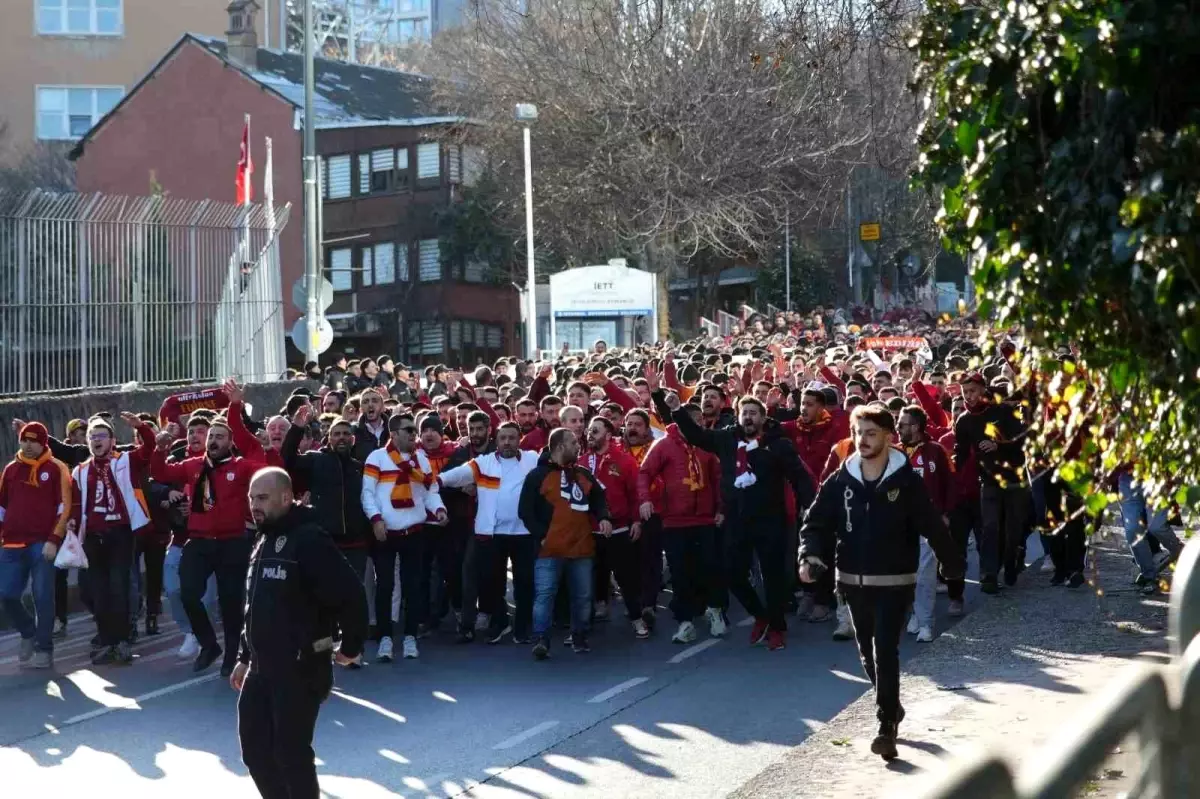 Galatasaray Taraftarları Taksim'de Buluştu: Beşiktaş Derbisi Öncesi Coşku Dolu Yürüyüş