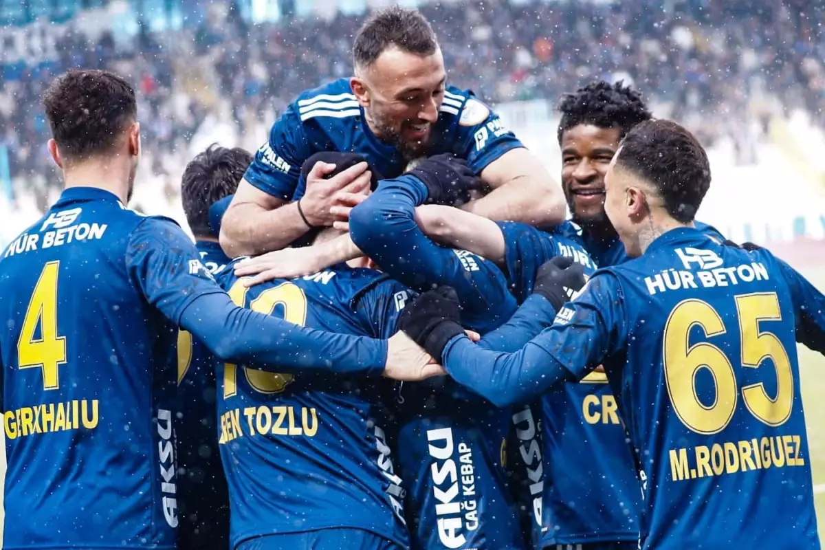 Erzurumspor, Manisa FK'yı 8-1 Mağlup Ederek 1. Lig Liderliğini Güçlendirdi