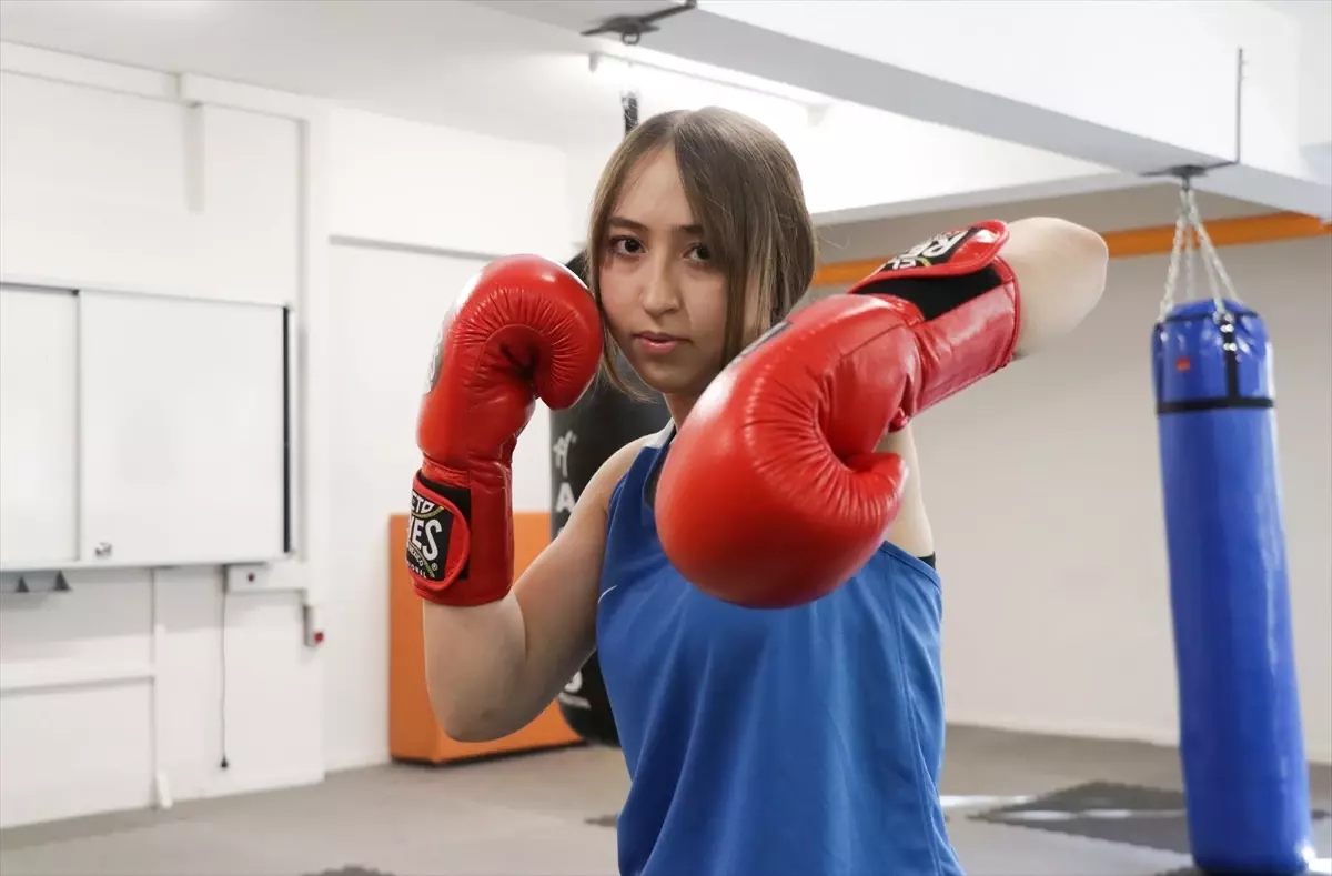 Lösemiyle Mücadele Eden 17 Yaşındaki Elif Ülker, Boks Ringinde Zafer Kazandı
