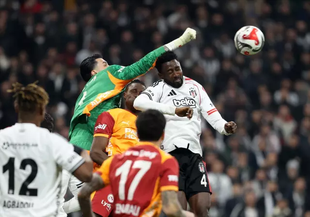 Galatasaray oyuncuları ve Uğurcan Çakır maç sonrası kutlama