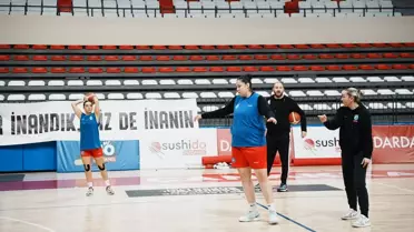 Tuğçe Canbaz ve takım antrenman sırasında