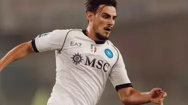 Eljif Elmas sahada top sürerken