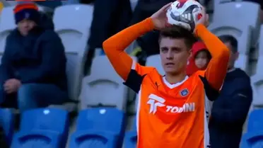 Kazımcan Karataş maçta sarı kart gösteriliyor