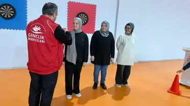 Dart atışı yapan kadınlar