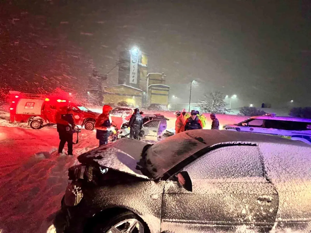 Bitlis-Güroymak Yolunda Kar Koşullarında Kaza: 7 Kişi Yaralandı