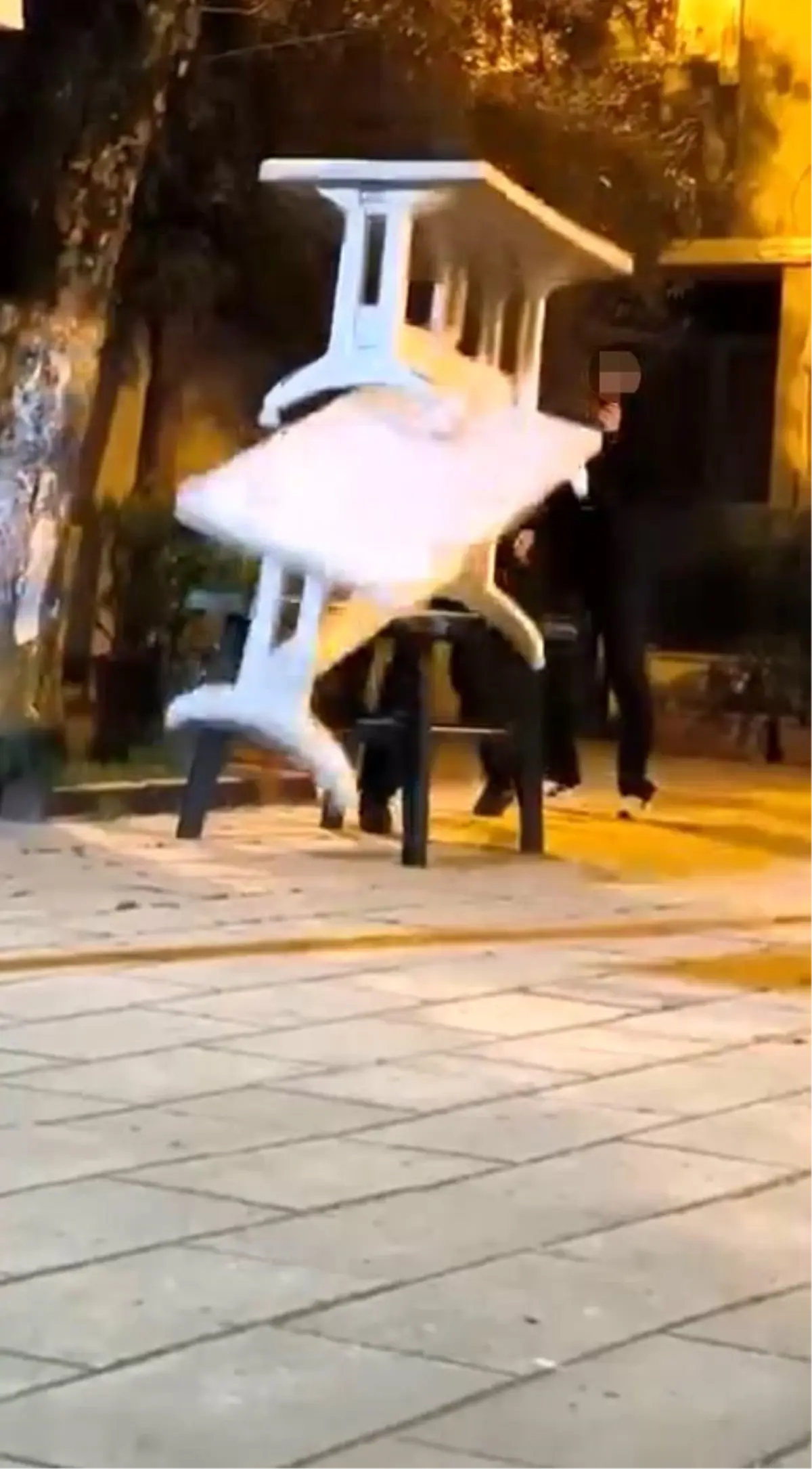 Küçükçekmece'de Camideki Masalar Vandalize Edildi, Üç Çocuk Yakalandı