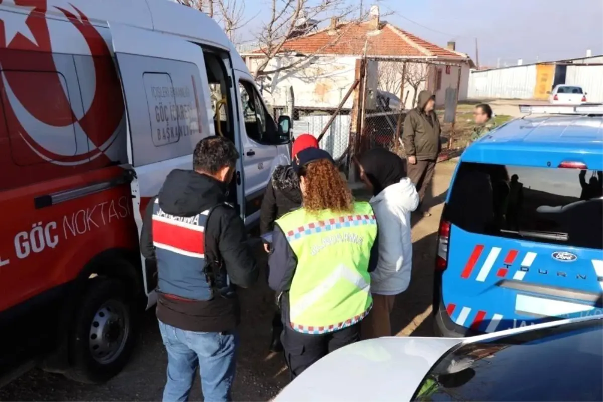 Düzce Jandarması 5 Yasadışı Göçmeni Yakalar ve Göç İdaresi'ne Teslim Eder