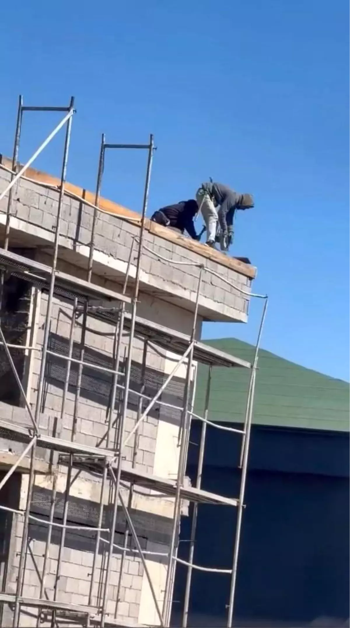 Elazığ’da Çatıdaki Güvensiz Çalışma Şartları Görüntülendi