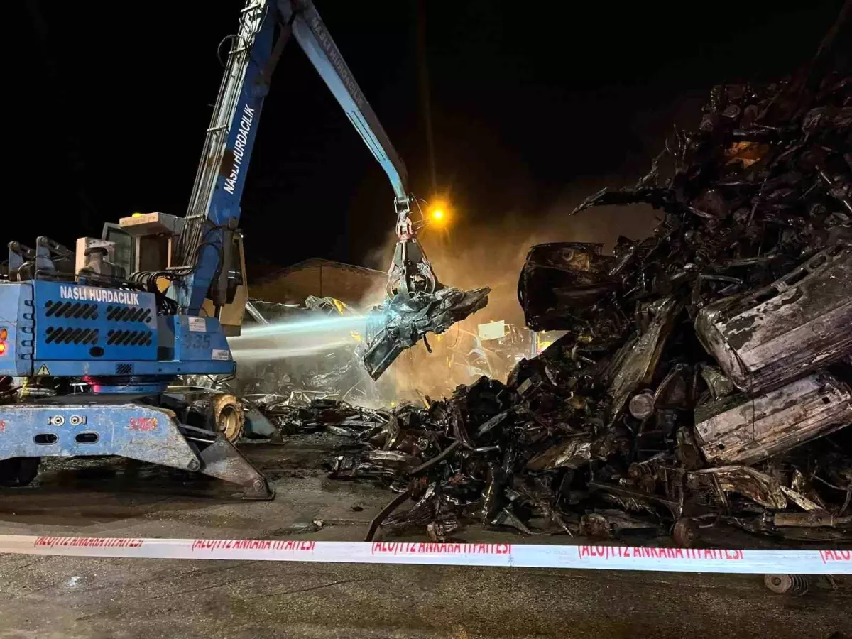 Ankara Hurdacılar Sitesinde Çıkan Yangın 100 Araçta Büyük Zarar Yarattı