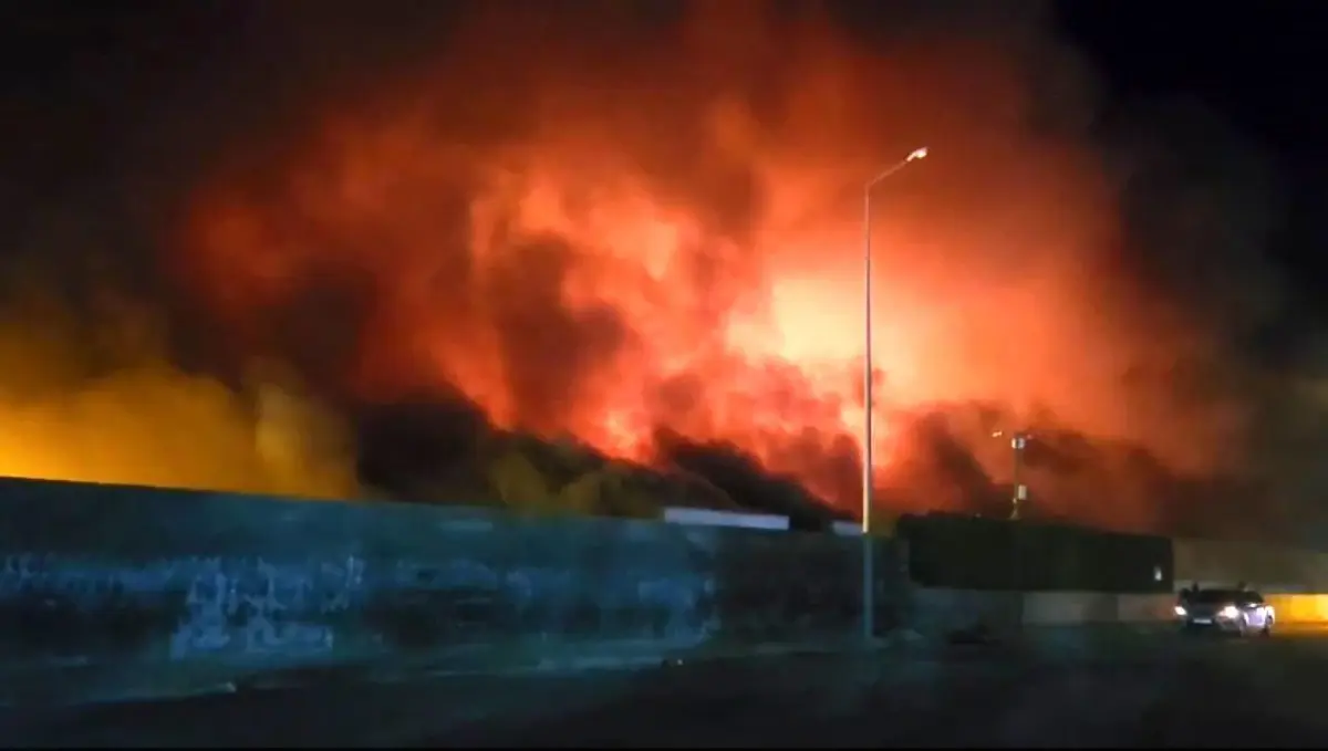 Kadirli OSB'de Tavuk Fabrikasında Çıkan Yangın Ertesi Sabah Kontrol Altına Alındı