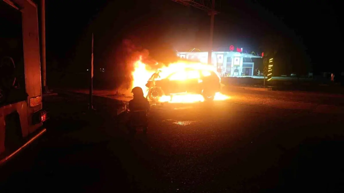 Hatay'ın Kırıkhan İlçesinde Araç Yangını: Sürücü Hafif Yaralı