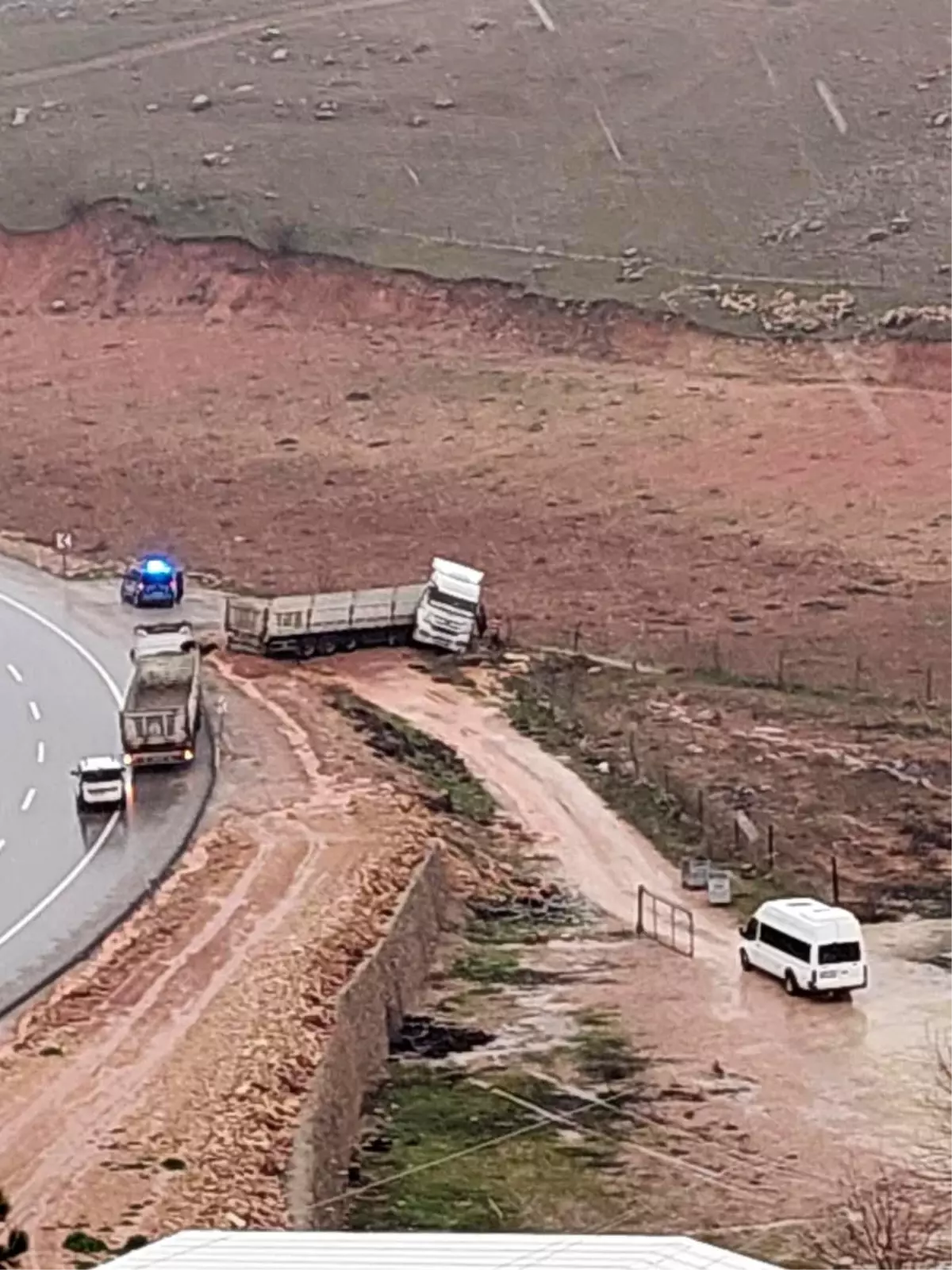 Kurtalan’da Kontrolden Çıkan Kamyon Yol Kenarına Çarptı: Yaralanma Yok