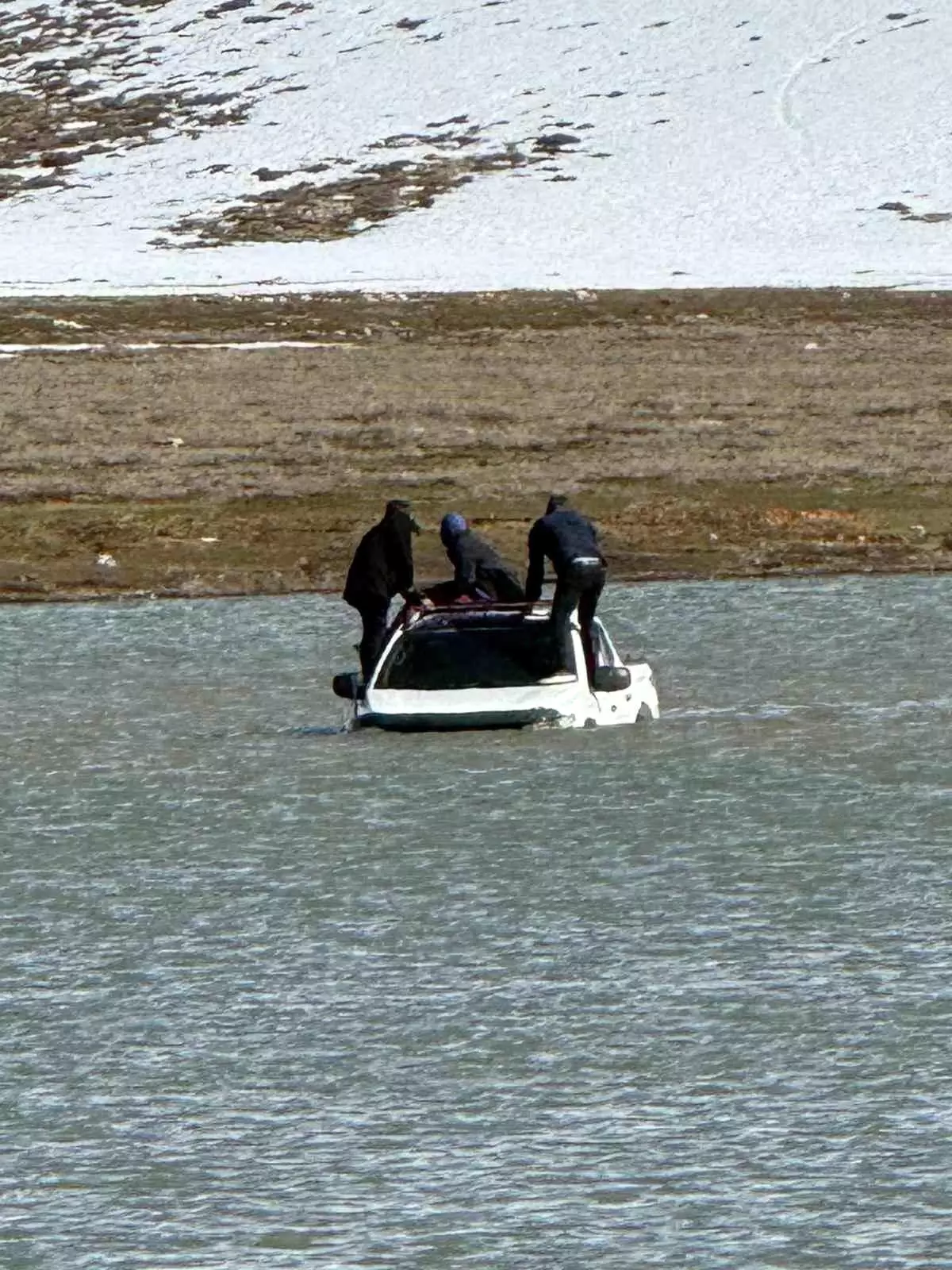 Kahramanmaraş’ta Karagöl’de Araç Gölde Sıkıştı, İtfaiye Müdahalesi