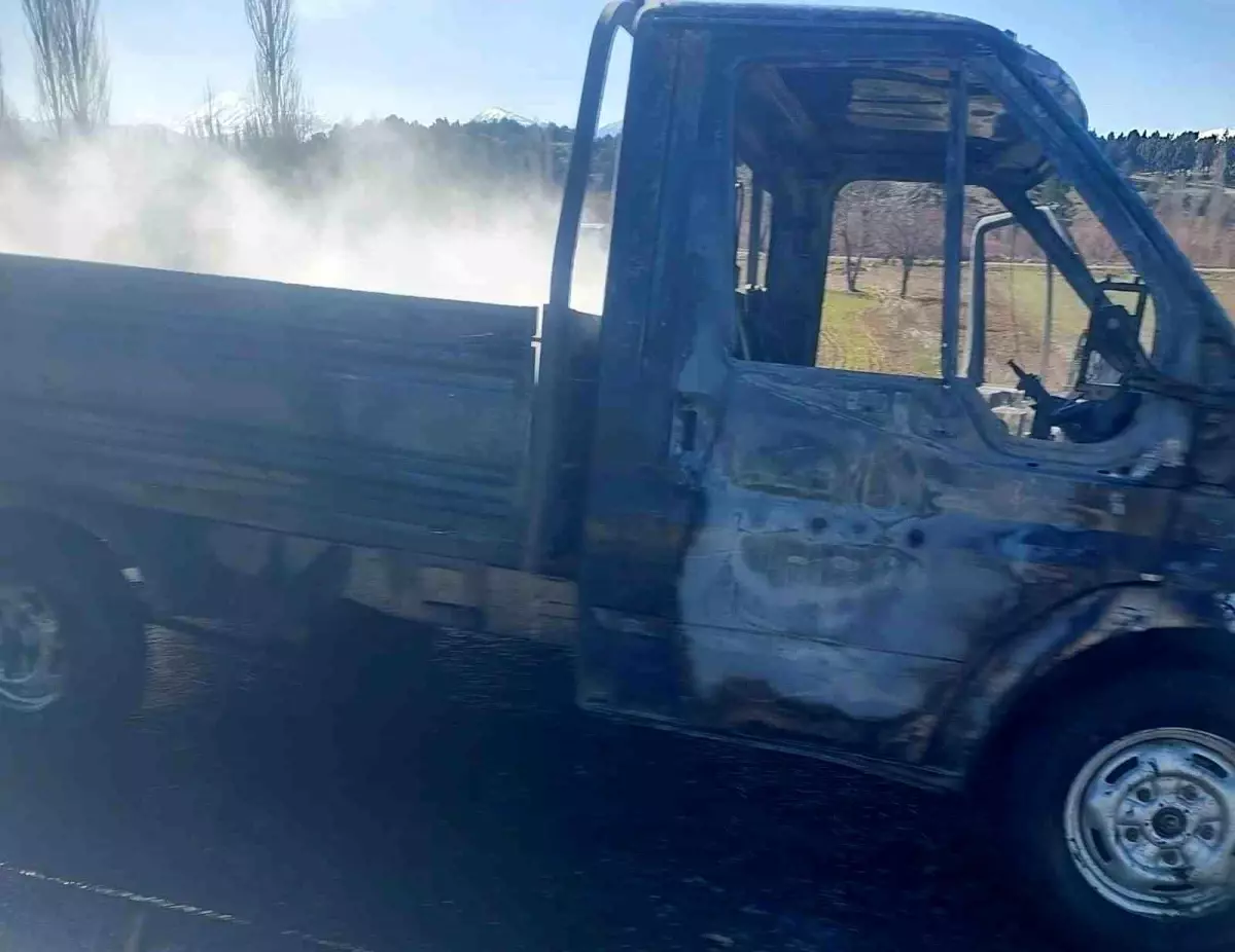 Beyşehir'de Seyir Halindeki Kamyonet Alev Aldı