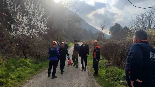 Kurtarma ekipleri yaralı yürüyüşçüyü taşıyor