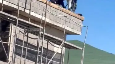 Elazığ’da Çatıdaki Güvensiz Çalışma Şartları Görüntülendi