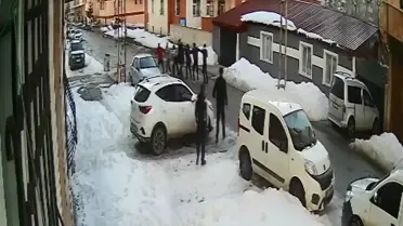 Kars’ta Silahlı Çatışma: İki Yaralı, Güvenlik Kameraları Olayı Kaydetti