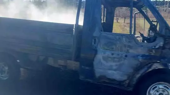 Yanmış kamyonetin yakın çekim fotoğrafı