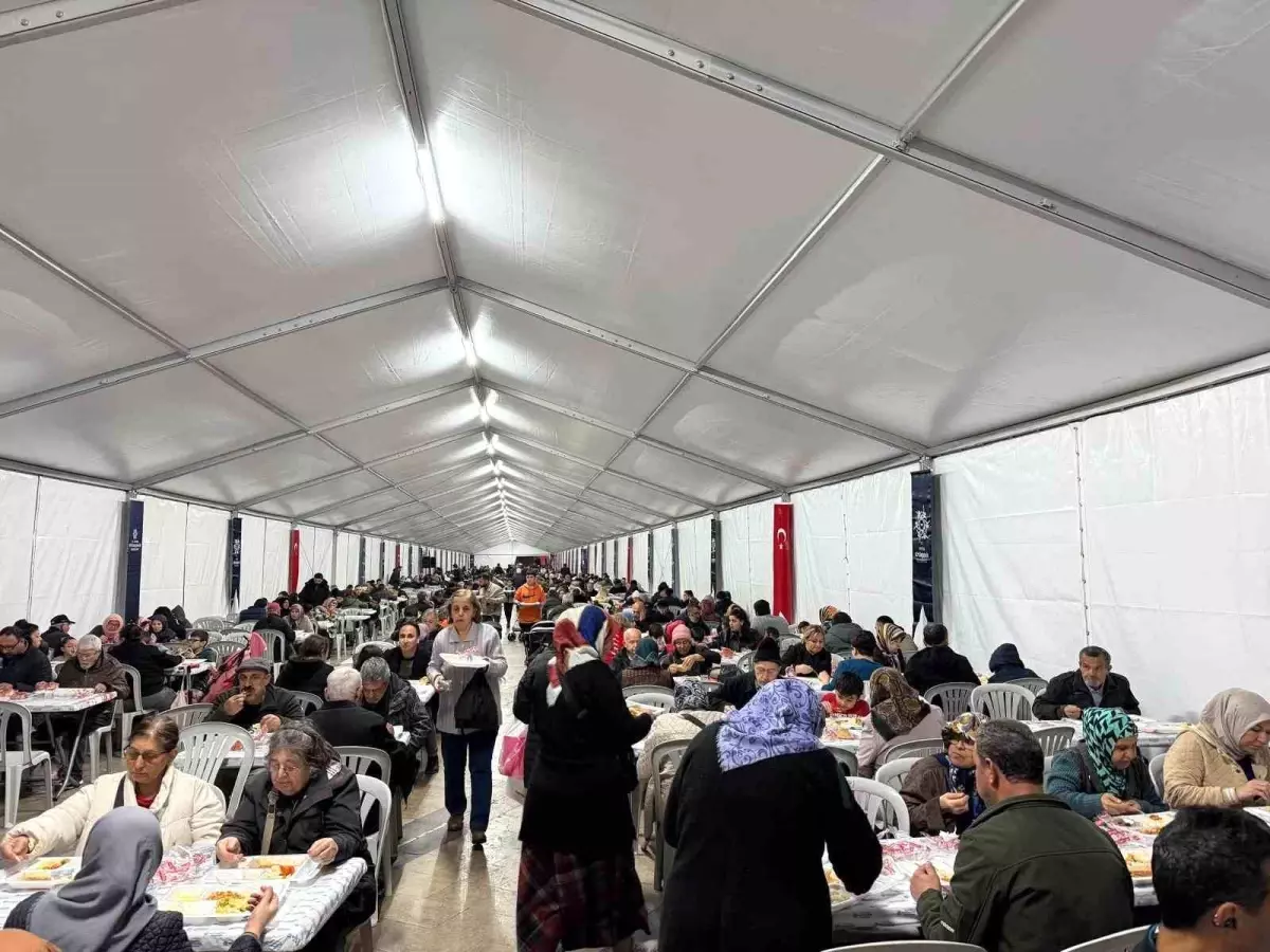Aydın Büyükşehir Belediyesi, Ramazan İftar Sofralarıyla Şehrin Dört Bir Yanını Birleştiriyor
