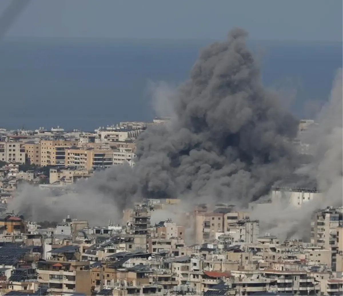 Beyrut'taki Otelde İsrail Hava Saldırısı: 4 Ölü ve 10 Yaralı