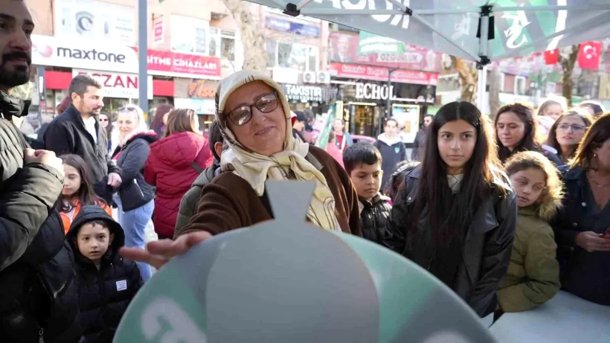 Kocaelispor, 8 Mart Kadınlar Günü'nde Kadınlara Sürpriz Hediyeler Dağıttı