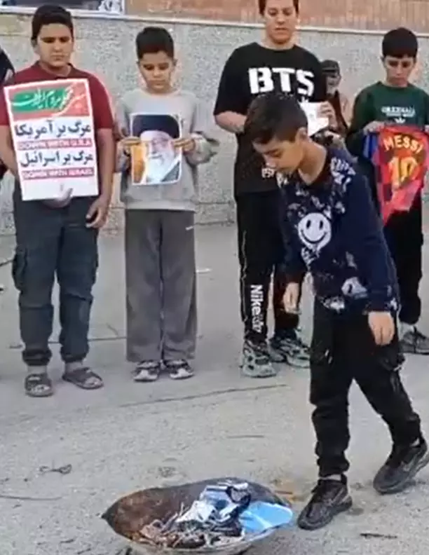 İran’da Messi forması yakma protestosu