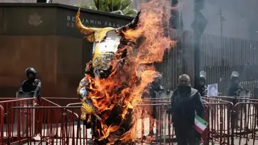 Baal heykeli yanarken