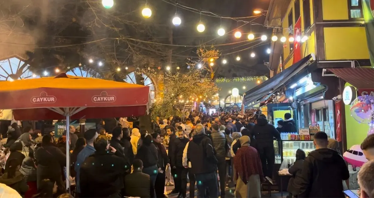 Bursa’da Abdal Meydanı’nda Sahur Yoğunluğu Trafiği Felçledi